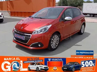 Usado Peugeot 208 Signature Sky 82 CV (60 kW) 2019 Rojo Utilitario