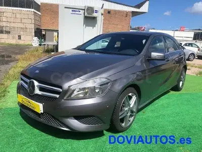 Usado Mercedes A180 Urban 109 CV (80 kW) 2013 Gris / plata Berlina
