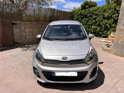 Usado Kia Rio 84 CV (61 kW) 2016 Gris / plata Utilitario