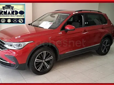 Usado VW Tiguan Life 150 CV (110 kW) 2022 Granate SUV