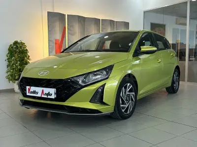 Usado Hyundai i20 100 CV (73 kW) 2024 Verde Utilitario