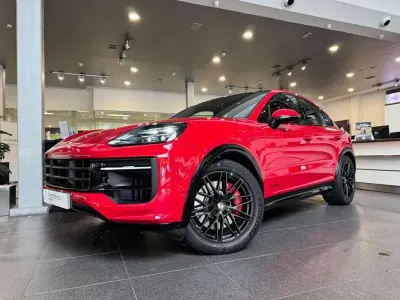 Käytetty Porsche Cayenne 500 HP (367 kW) 2025 Punainen Katumaasturi