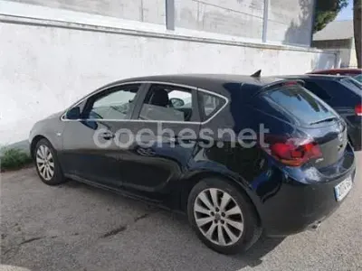 Usado Opel Astra Cosmo 140 CV (102 kW) 2010 Negro Berlina