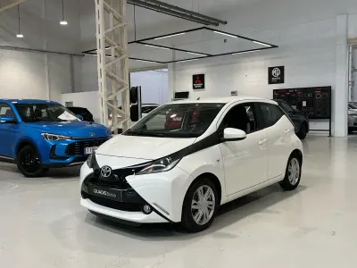 Używany Toyota Aygo X-clusiv 69 KM (50 kW) 2016 Biały Hatchback
