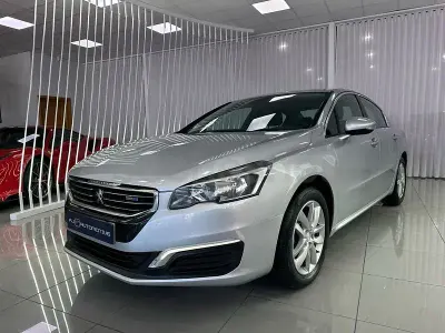 Usado Peugeot 508 Active 120 CV (88 kW) 2017 Gris / plata Berlina