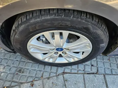 Usado Ford Focus Trend 90 CV (66 kW) 2011 Gris Berlina