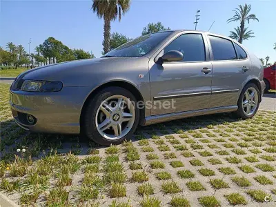 Usado Seat Leon Sport 130 CV (95 kW) 2005 Gris / plata Utilitario