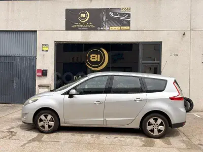 Usado Renault Grand Scénic Dynamique 130 CV (95 kW) 2010 Gris / plata Monovolumen