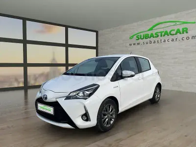 Usado Toyota Yaris Hybrid Active 100 CV (73 kW) 2019 Blanco Berlina