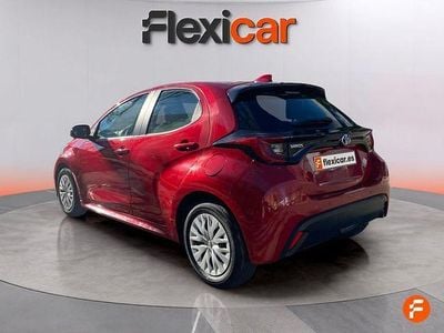 Usado Toyota Yaris Hybrid Active 116 CV (85 kW) 2023 Rojo Berlina