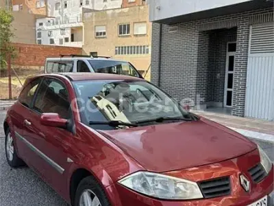 Usado Renault Mégane Privilege 100 CV (73 kW) 2004 Granate Berlina