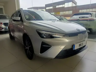 Usado MG MG5 EV Luxury 114 kW (156 HP) 2023 Cinzento Carrinha