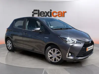 Usado Toyota Yaris Hybrid Active 100 CV (73 kW) 2020 Gris Berlina