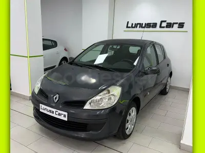 Usado Renault Clio II 75 CV (55 kW) 2007 Gris / plata Berlina