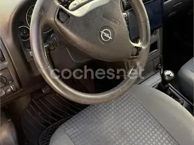 Usado Opel Astra Edition 100 CV (73 kW) 2003 Rojo Berlina