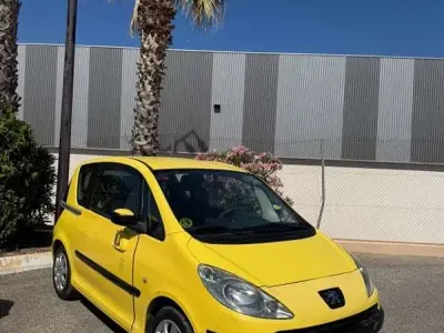 Usado Peugeot 1007 69 CV (50 kW) 2005 Amarillo Monovolumen