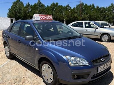 Usado Ford Focus Ghia 109 CV (80 kW) 2005 Azul Berlina