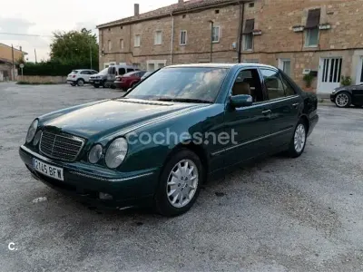 Usado Mercedes E240 Elegance 170 CV (125 kW) 2001 Verde Berlina