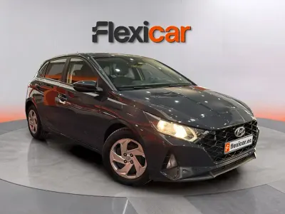Usado Hyundai i20 101 CV (74 kW) 2022 Gris Utilitario