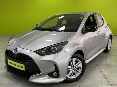 Usado Toyota Yaris Hybrid Active 120 CV (88 kW) 2022 Gris Berlina