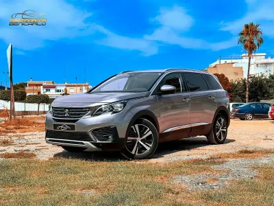 Usado Peugeot 5008 Allure 130 CV (95 kW) 2018 Gris SUV
