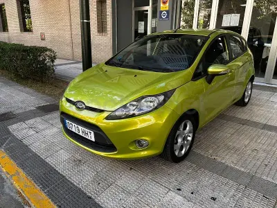 Usado Ford Fiesta Trend 82 CV (60 kW) 2011 Verde Berlina