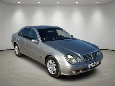 Usado Mercedes E270 177 CV (130 kW) 2004 Gris Berlina