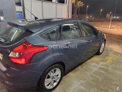Usado Ford Focus Trend 120 CV (88 kW) 2014 Gris / plata Berlina