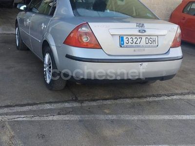 Gris / plata Usado 2005 Ford Mondeo Ambiente Berlina | 1999 € (Buen precio)