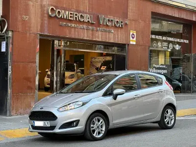 Usado Ford Fiesta Trend 100 CV (73 kW) 2016 Gris / plata Utilitario