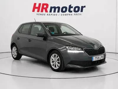 Usado Skoda Fabia Ambition 95 CV (69 kW) 2021 Gris Utilitario