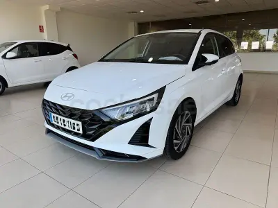 Usado Hyundai i20 100 CV (73 kW) 2025 Blanco Utilitario
