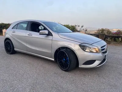 Usado Mercedes A200 Urban 136 CV (100 kW) 2013 Gris / plata Utilitario
