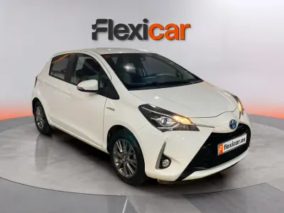 Usado Toyota Yaris Hybrid Active 100 CV (73 kW) 2019 Blanco Berlina