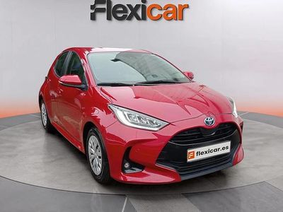 Usado Toyota Yaris Hybrid Active 116 CV (85 kW) 2023 Rojo Utilitario