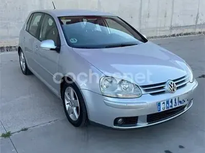 Usado VW Golf V Sportline 105 CV (77 kW) 2007 Gris / plata Berlina