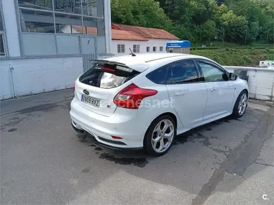 Usado Ford Focus ST 250 CV (183 kW) 2014 Blanco Berlina
