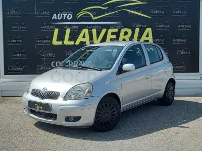 Usado Toyota Yaris 87 CV (63 kW) 2005 Gris / plata Berlina