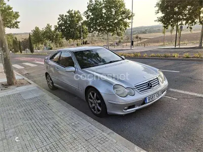 Usado Mercedes C180 143 CV (105 kW) 2002 Gris / plata Berlina