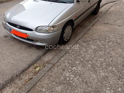 Gris / plata Usado 1999 Ford Escort Berlina | 1200 €