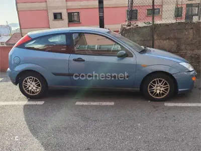 Usado Ford Focus Trend 115 CV (84 kW) 2000 Azul Berlina