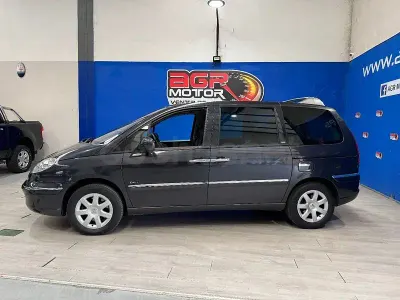 Usado Peugeot 807 Family 163 CV (119 kW) 2012 Gris / plata Monovolumen