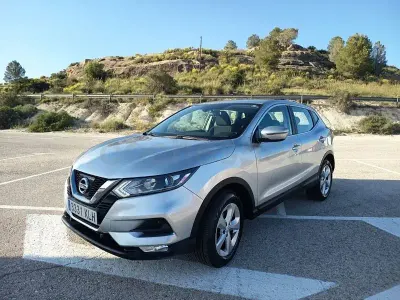 Usado Nissan Qashqai Acenta 115 CV (84 kW) 2018 Gris / plata SUV