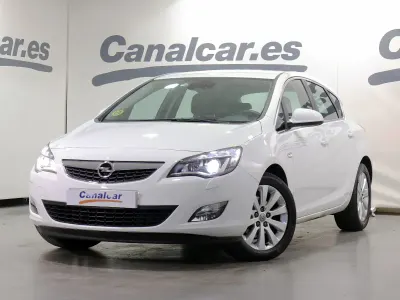 Usado Opel Astra Cosmo 110 CV (80 kW) 2011 Blanco