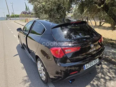 Usado Alfa Romeo Giulietta Distinctive 140 CV (102 kW) 2013 Violeta / lila Utilitario