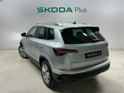 Usado Skoda Karoq Selection 150 CV (110 kW) 2025 Gris plata SUV