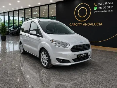 Usado Ford Tourneo Courier Trend 100 CV (73 kW) 2017 Blanco Monovolumen