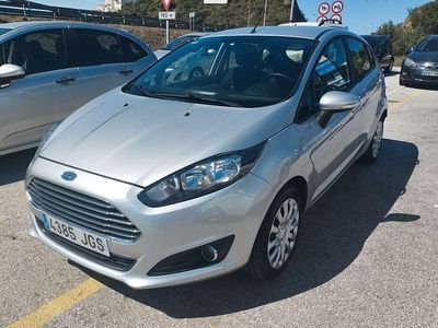 Usado Ford Fiesta Trend 82 CV (60 kW) 2015 Gris Utilitario