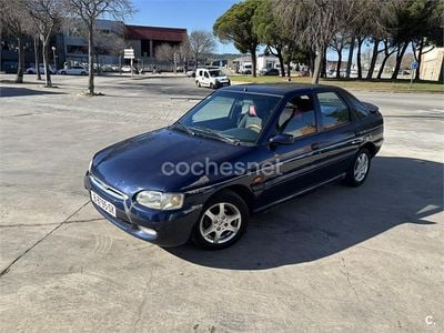 Usado Ford Escort Ghia 90 CV (66 kW) 1996 Azul Berlina