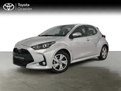 Käytetty Toyota Yaris Hybrid Active 116 HP (85 kW) 2025 Harmaa Sedan